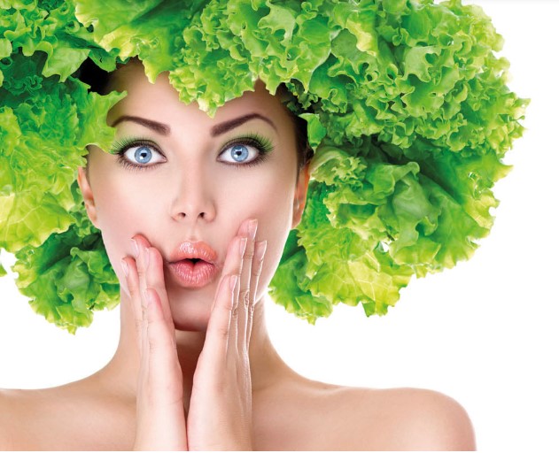 Frau mit Frisur aus Salatblättern